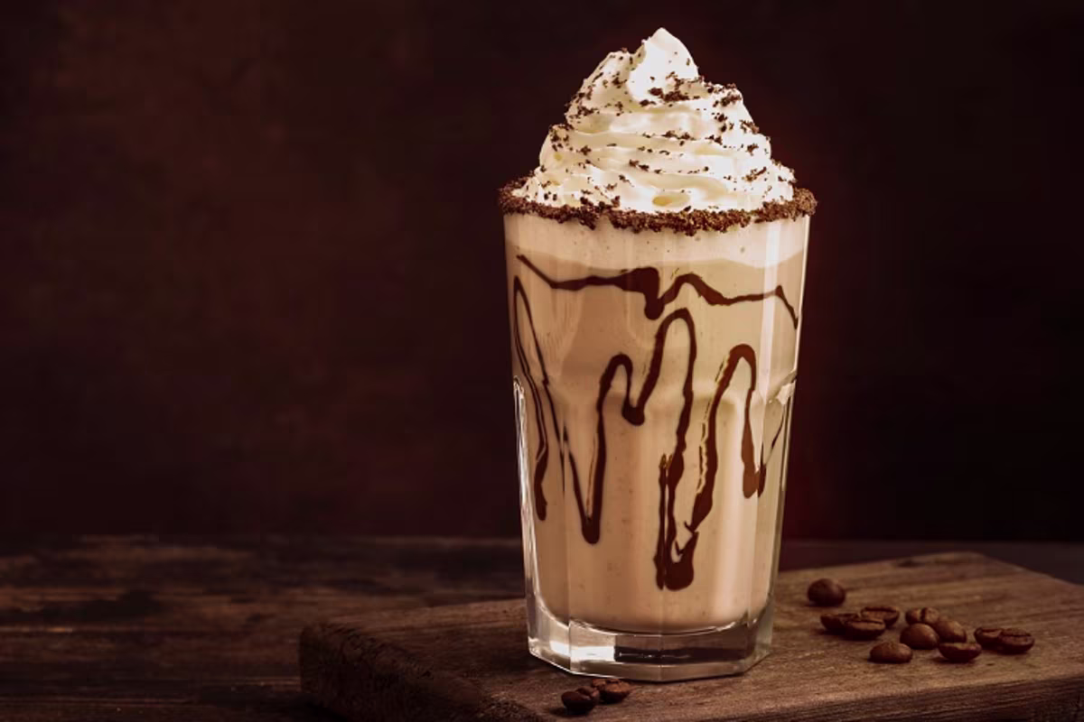 Sfeerbeeld Chilly coffee met toppingsaus