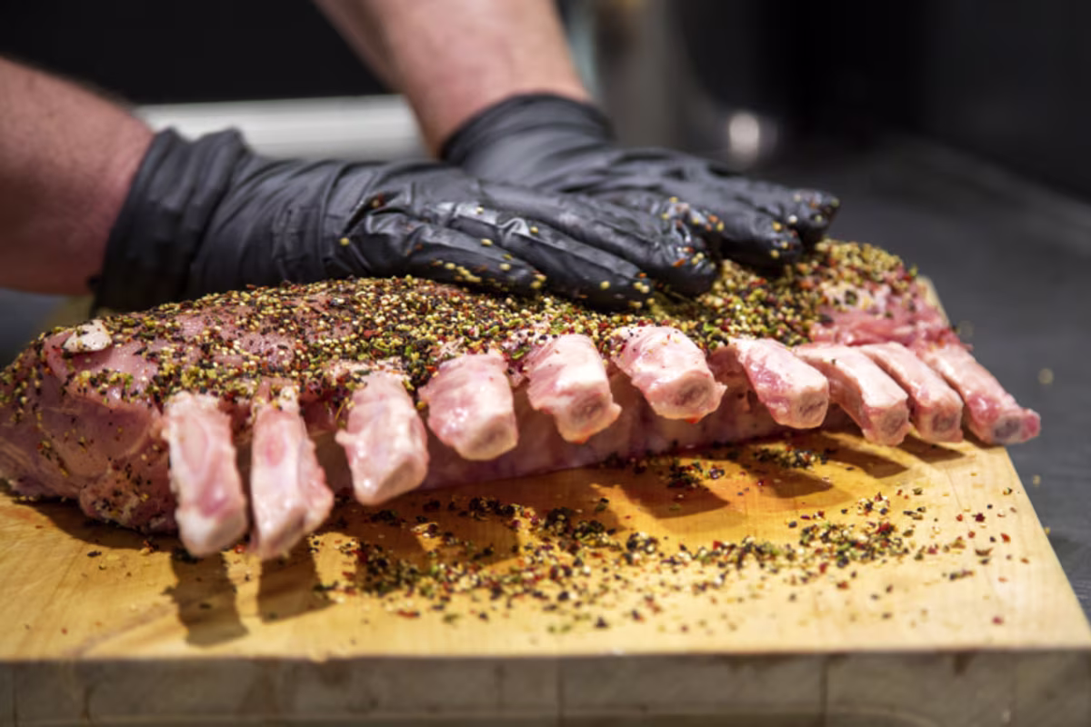BBQ & Buiten koken sfeerbeeld spareribs rubbing