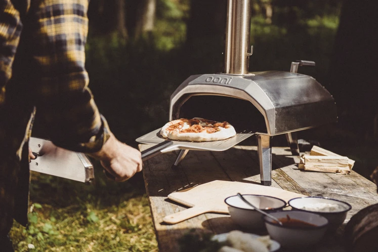 Pizza buiten koken