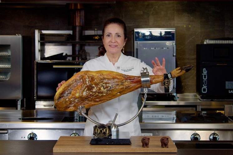 College 'El Arte Del Jamón' door Cati Gómez