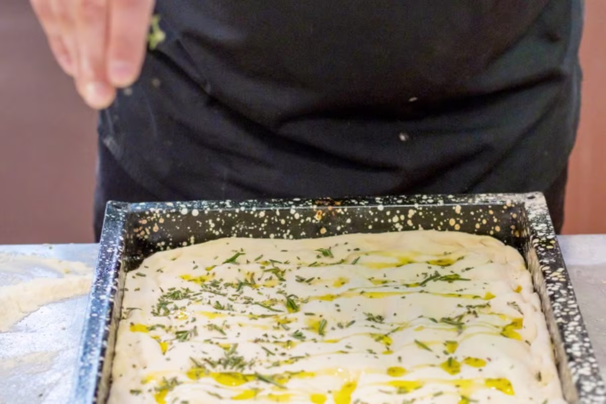 Pinsa besprenkel met olie beeld