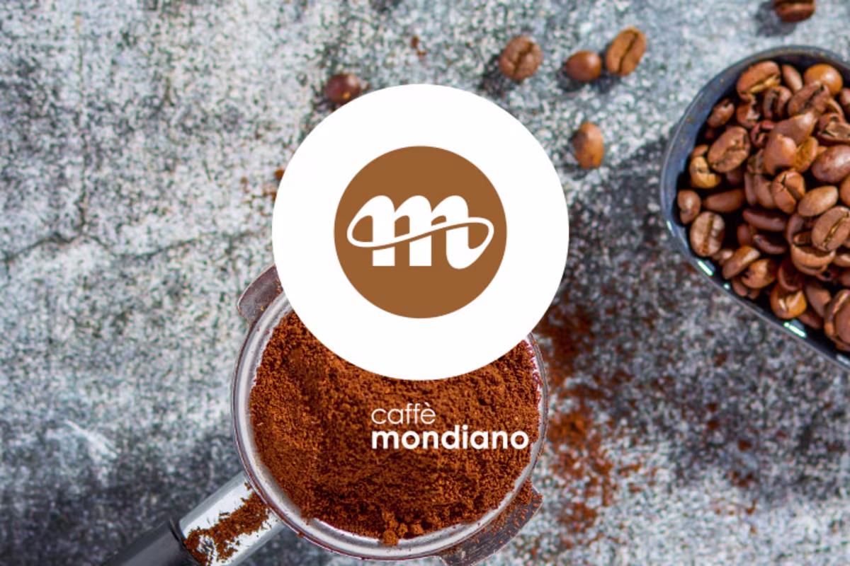 Logo met sfeerbeeld van koffieconcept Caffé Mondiano