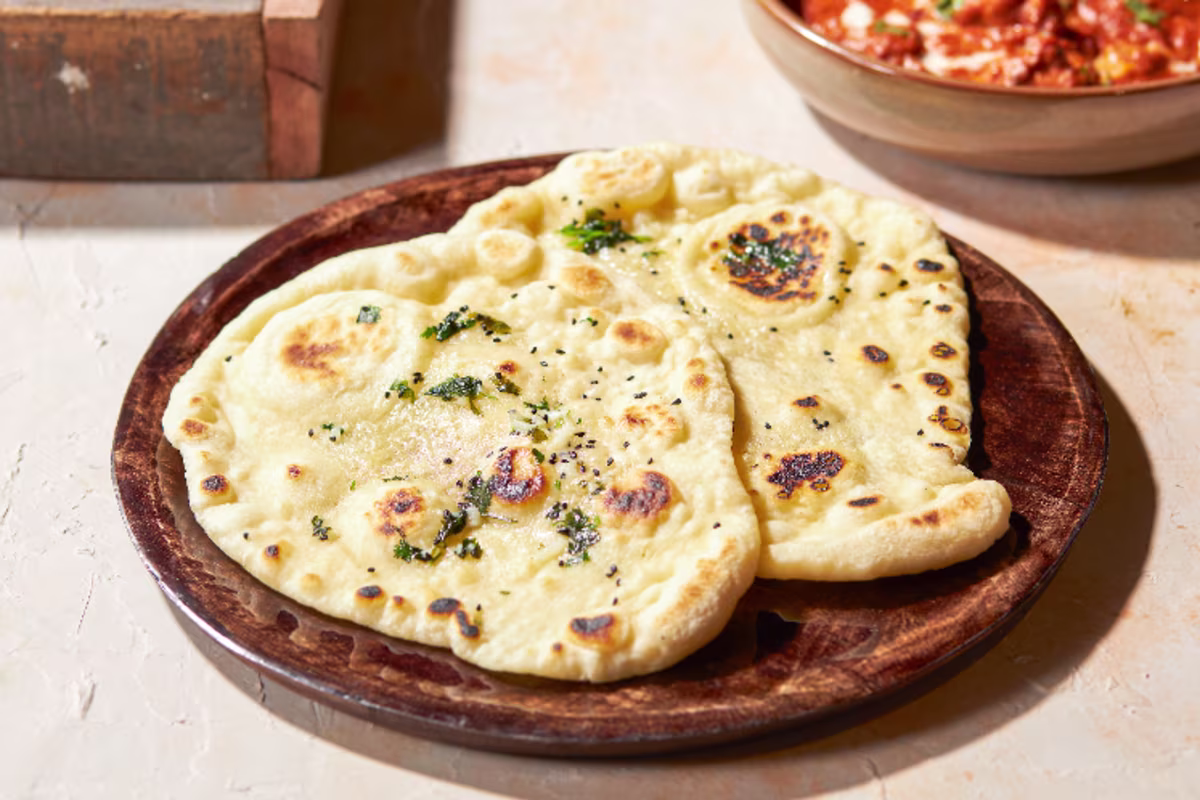 Paulami joshi garlic naan recept wereldse keuken india