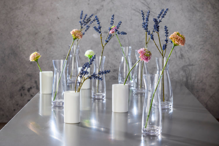 Bloemen op tafel beeld