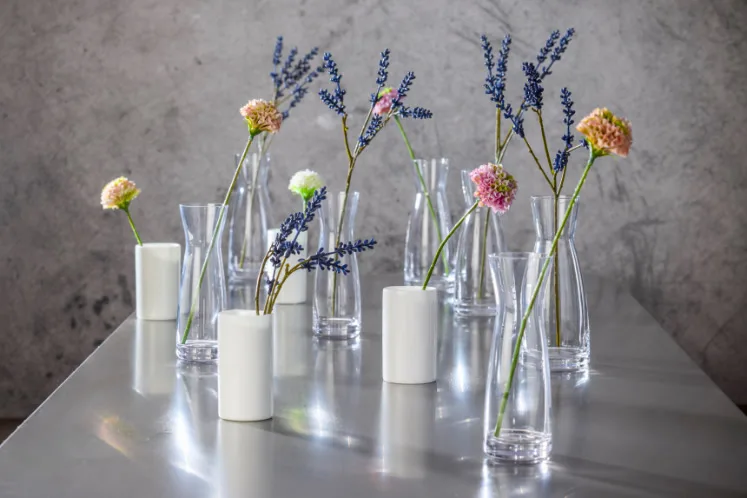 Bloemen op tafel beeld