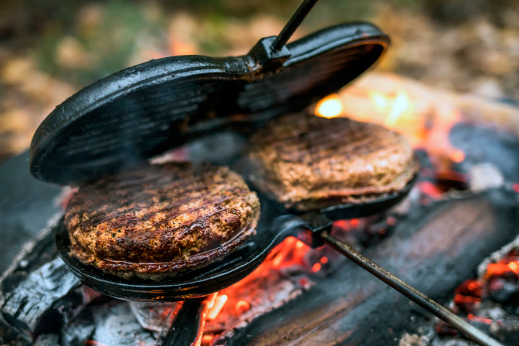 Sfeerbeeld van BBQ-tool hamburger ijzer