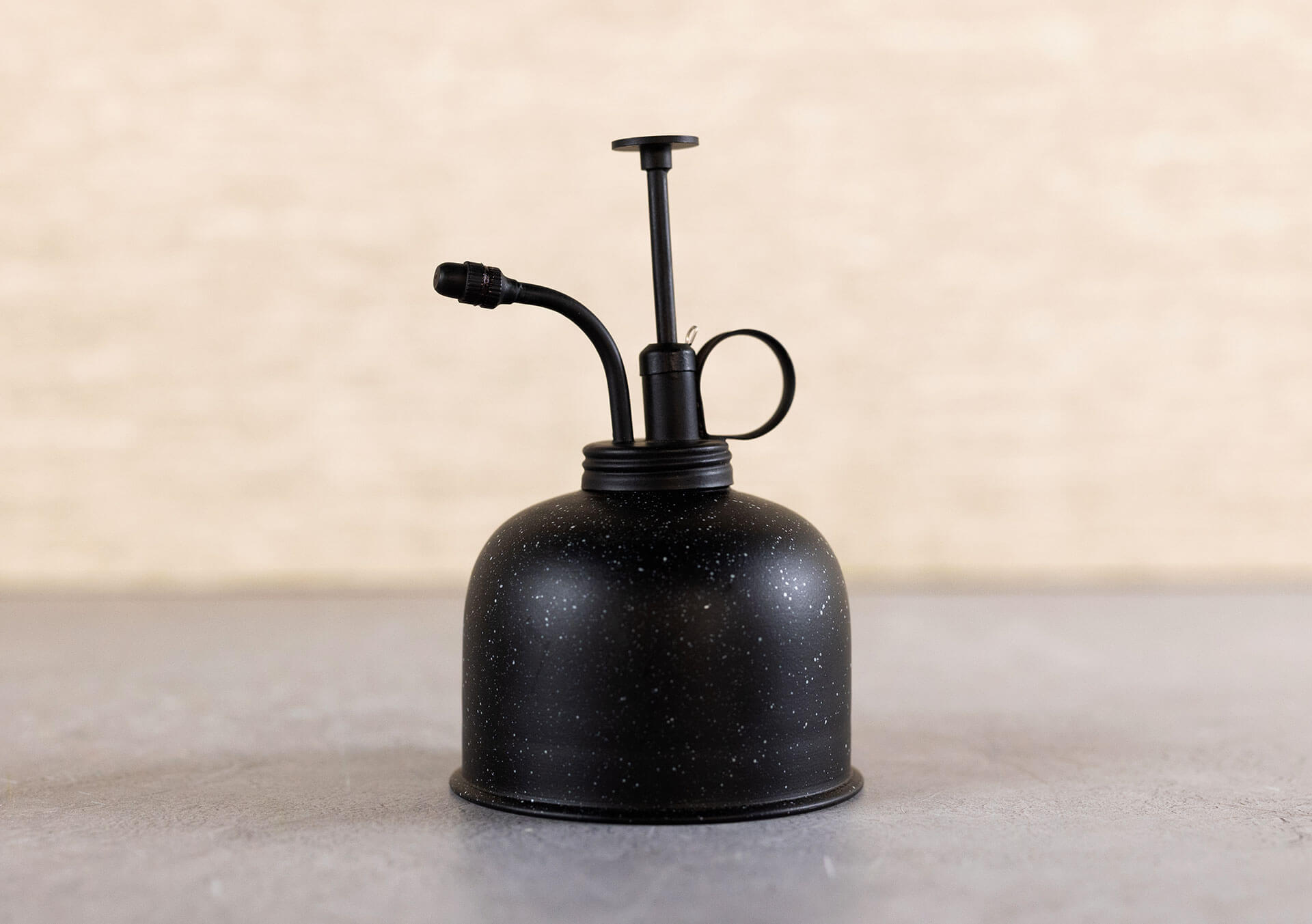 vaseman 花器 Shop Watering Cans and Misters | Bachman's