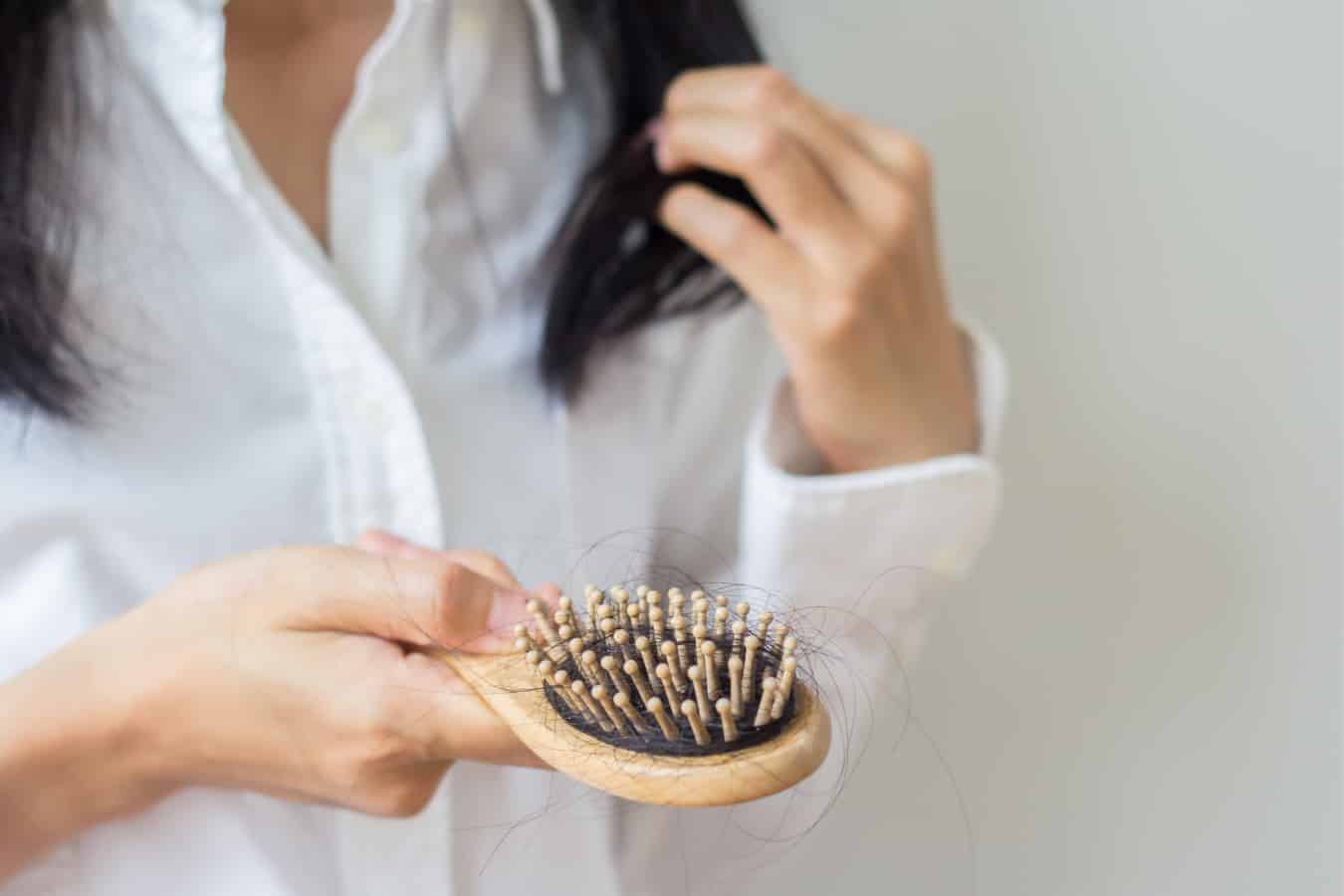 Nadmierne wypadanie włosów – przyczyny, diagnoza, leczenie (porady lekarza)