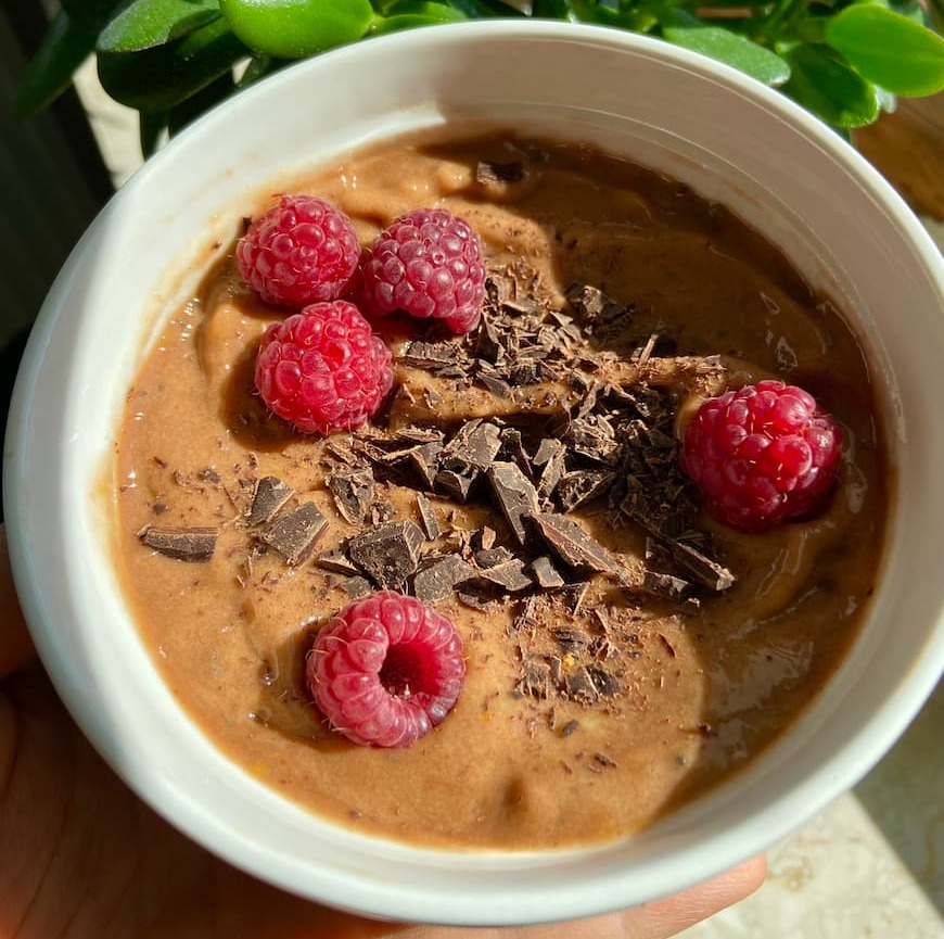 Cocoa smoothie bowl with collagen