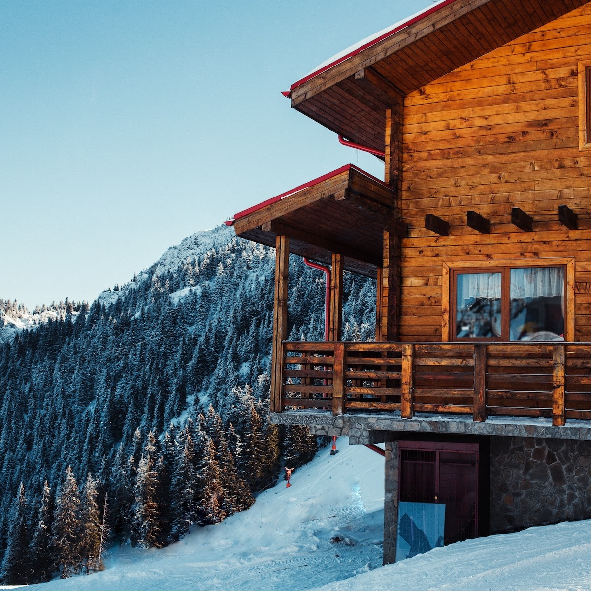 Shredding the Slopes: What Makes the Perfect Mountain Home for Snowboarding Enthusiasts