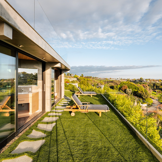 Elevated Coastal Living Above the Pacific