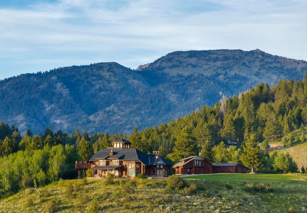 Luzury home in the mountains exterior shot 