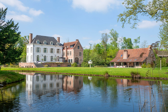 The Allure of Waterfront Living: Discover Extraordinary Properties by the Water