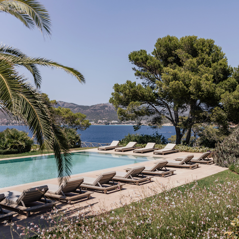 The Allure of Waterfront Living: Discover Extraordinary Properties by the Water