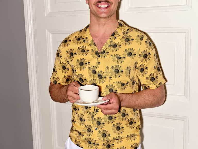 Hymyilevä kahvinjuoja