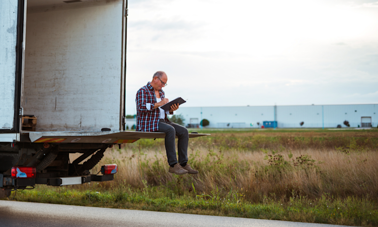 Mikroskoopiss YEL vakuutus