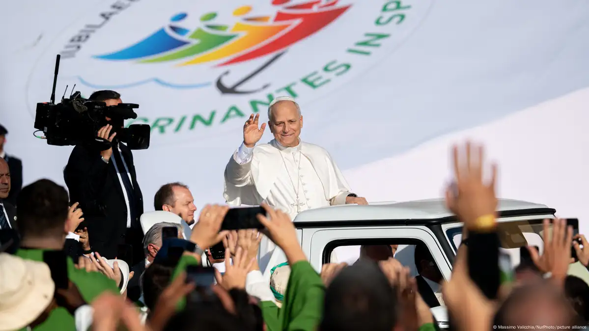 pope-leo-xiv-gets-rock-star-welcome-from-young-catholics-at-huge-vigil