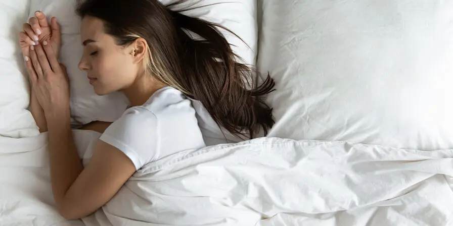 Woman in bed sleeping deeply - About deep sleep