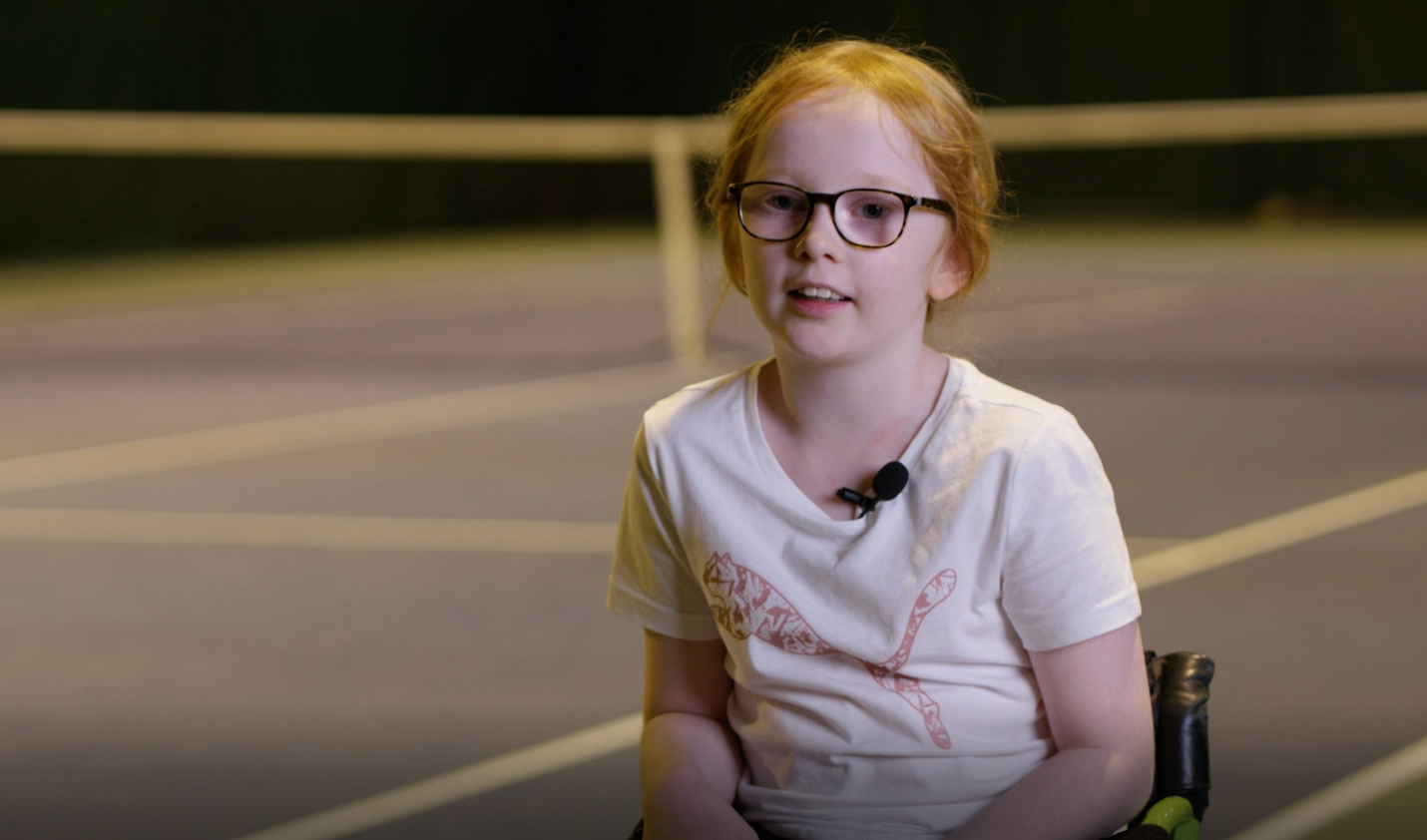 Hillevi intervjuas på tennisbanan.