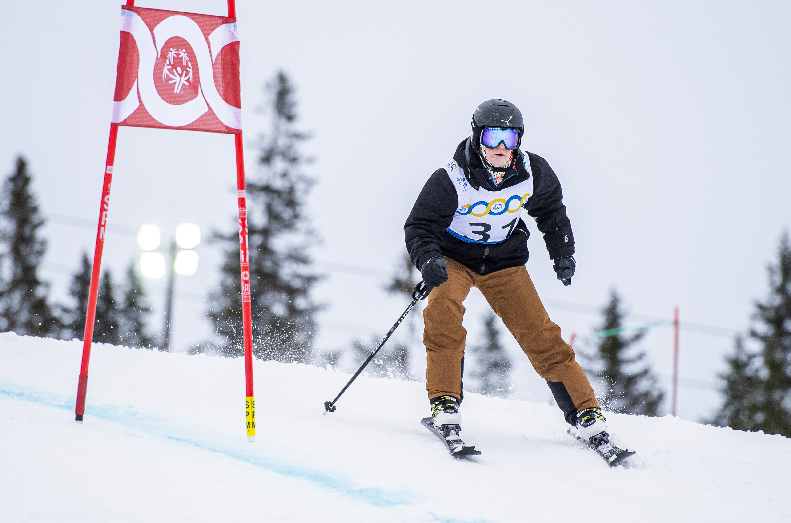 En kille passerar en slalomport.