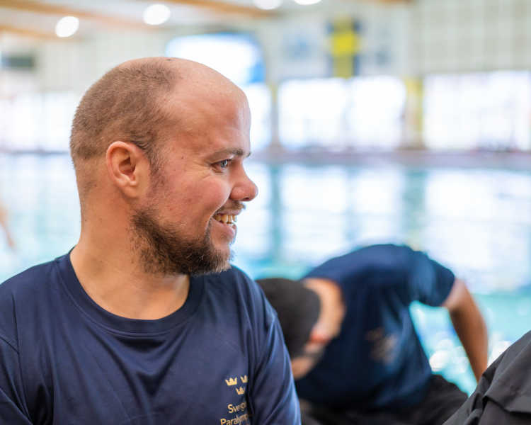 Mikael Fredriksson är tidigare paralympier i simning och tränare i Kungsbacka SS.