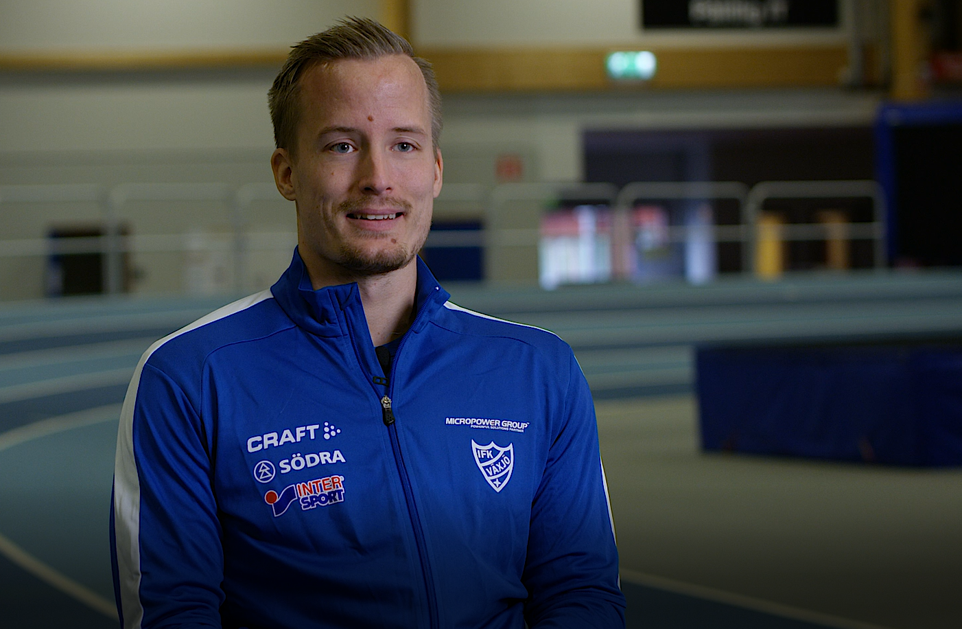 Niklas intervjuas i friidrottshallen.