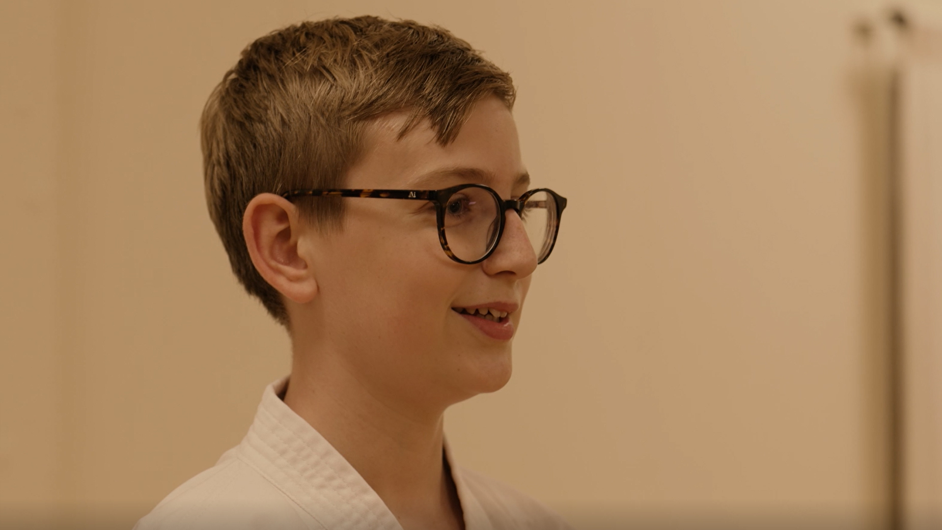 William ler och är glad på en träning i karate.