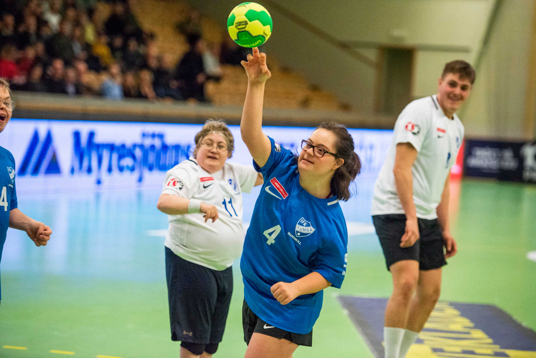 En tjej som kastar iväg en handboll under en handbollsmatch