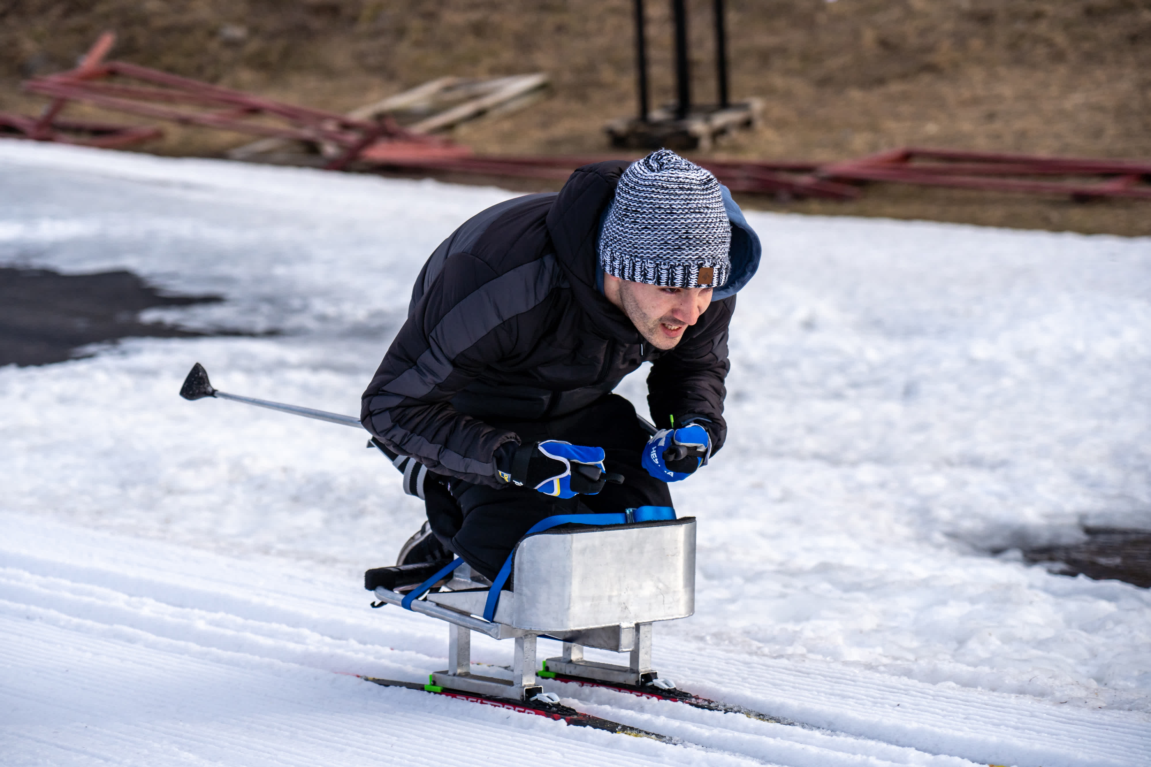 Josef åker längdskidor i en sitski.
