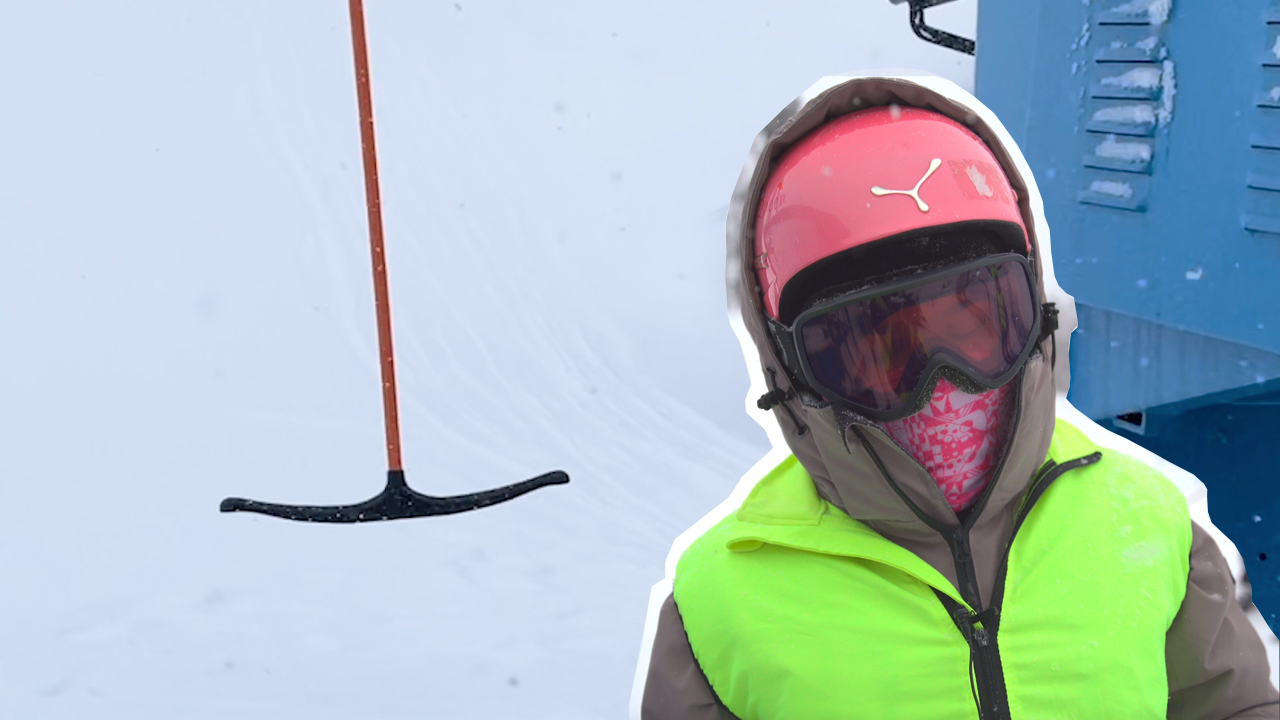 Montage: I bakgrunden en ankarlift mot snö. I förgrunden en ung tjej med vinterkläder, reflexväst, skidhjälm och skidglasögon.