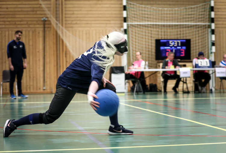 Goalballspelaren Rebekah kastar iväg bollen.