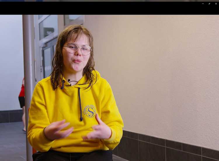 Josefine blir intervjuad.