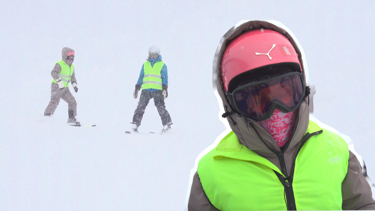 Montage, bakgrund med två slalomåkare i backen, de har båda reflexvästar. I förgrunden en inklippt bild på Miriam, hon har vinterjacka, reflexväst, skidhjälm och skidglasögon.