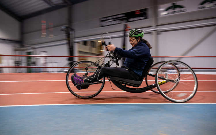 Rebecka cyklar handcykel inomhus.