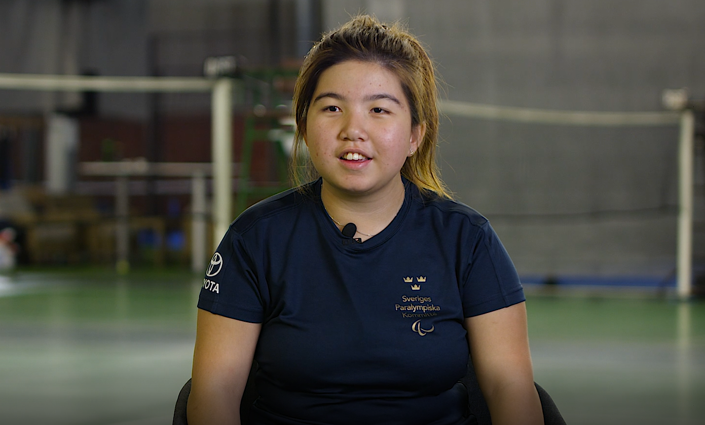 Sara blir intervjuad.