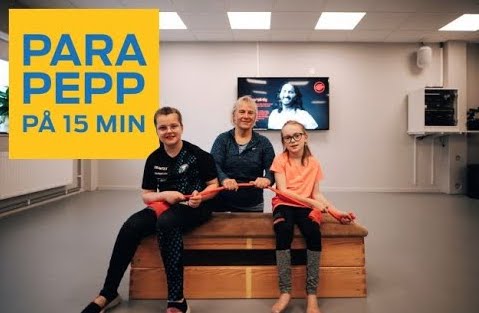 Hilda och Meja sitter på en plint, bakom plinten sitter Lena. De håller alla tre i ett gummiband. Texten "ParaPepp på 15 minuter" är inklippta i fotot.