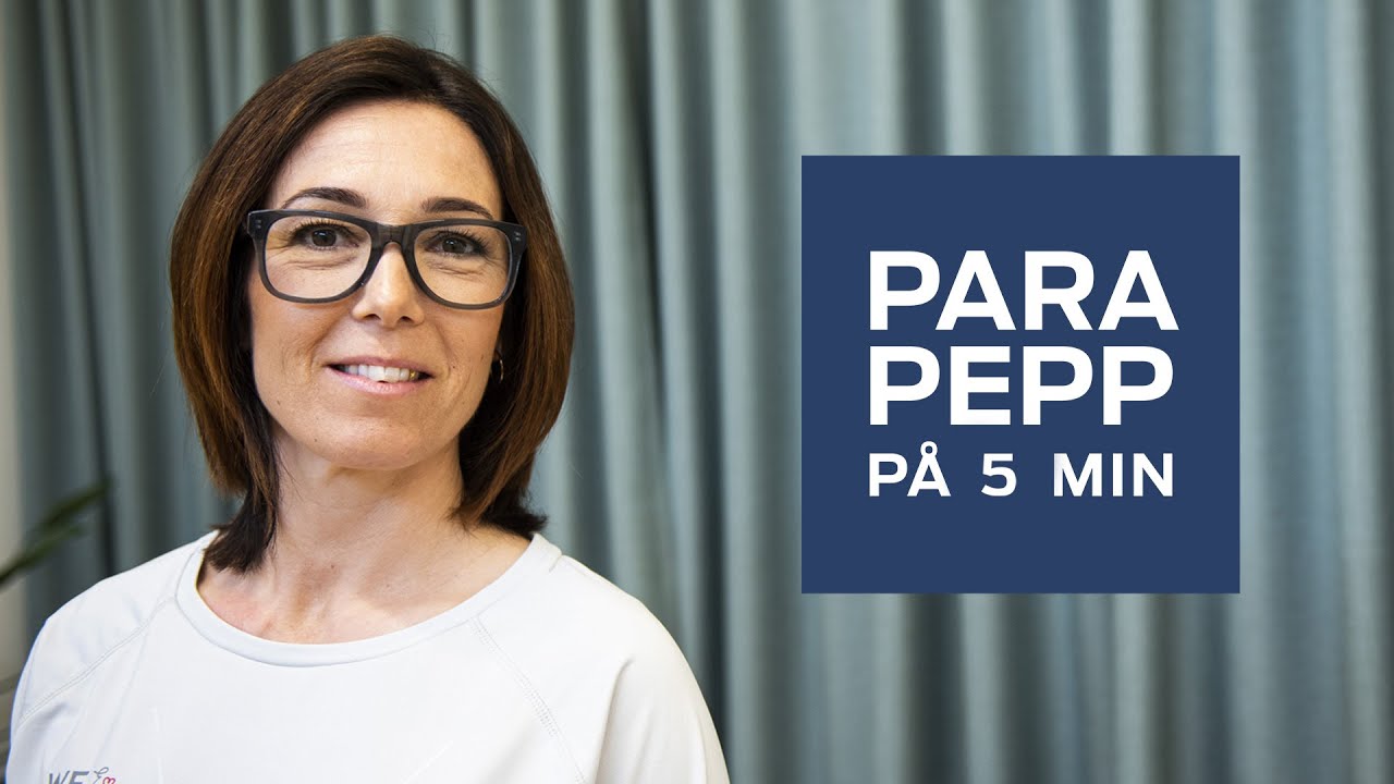 En kvinna ler och kollar in i kameran. I en blå ruta med vit text står det ParaPepp på 5 minuter.