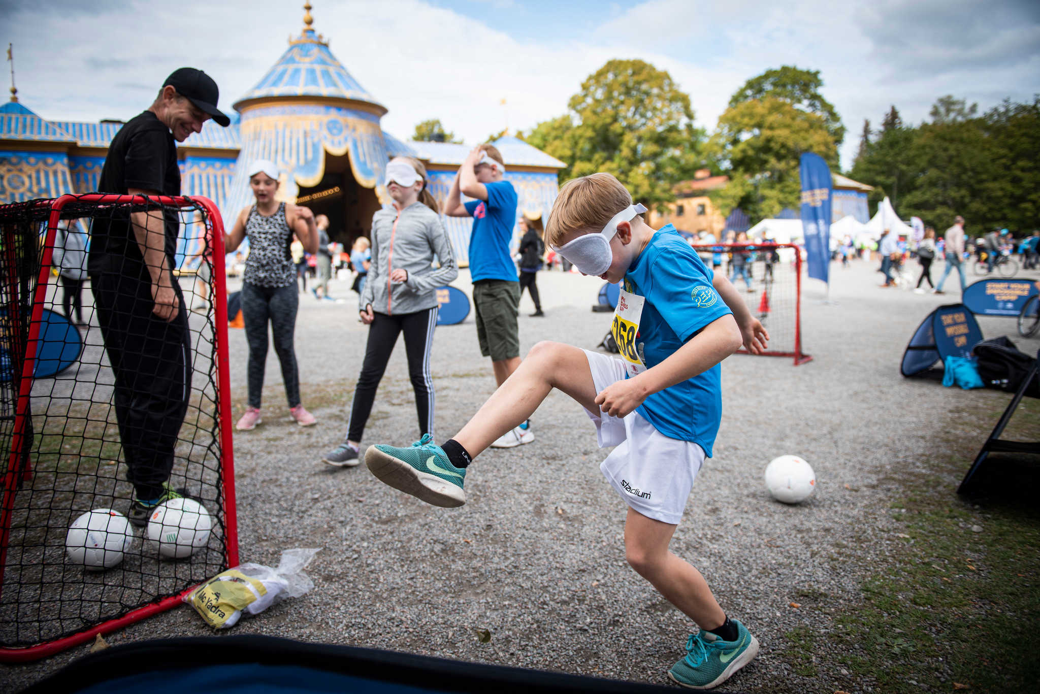 Bild från tidigare pepdag i Hagaparken. Pojke testar 5-a-side-fotboll med ögonbindel.