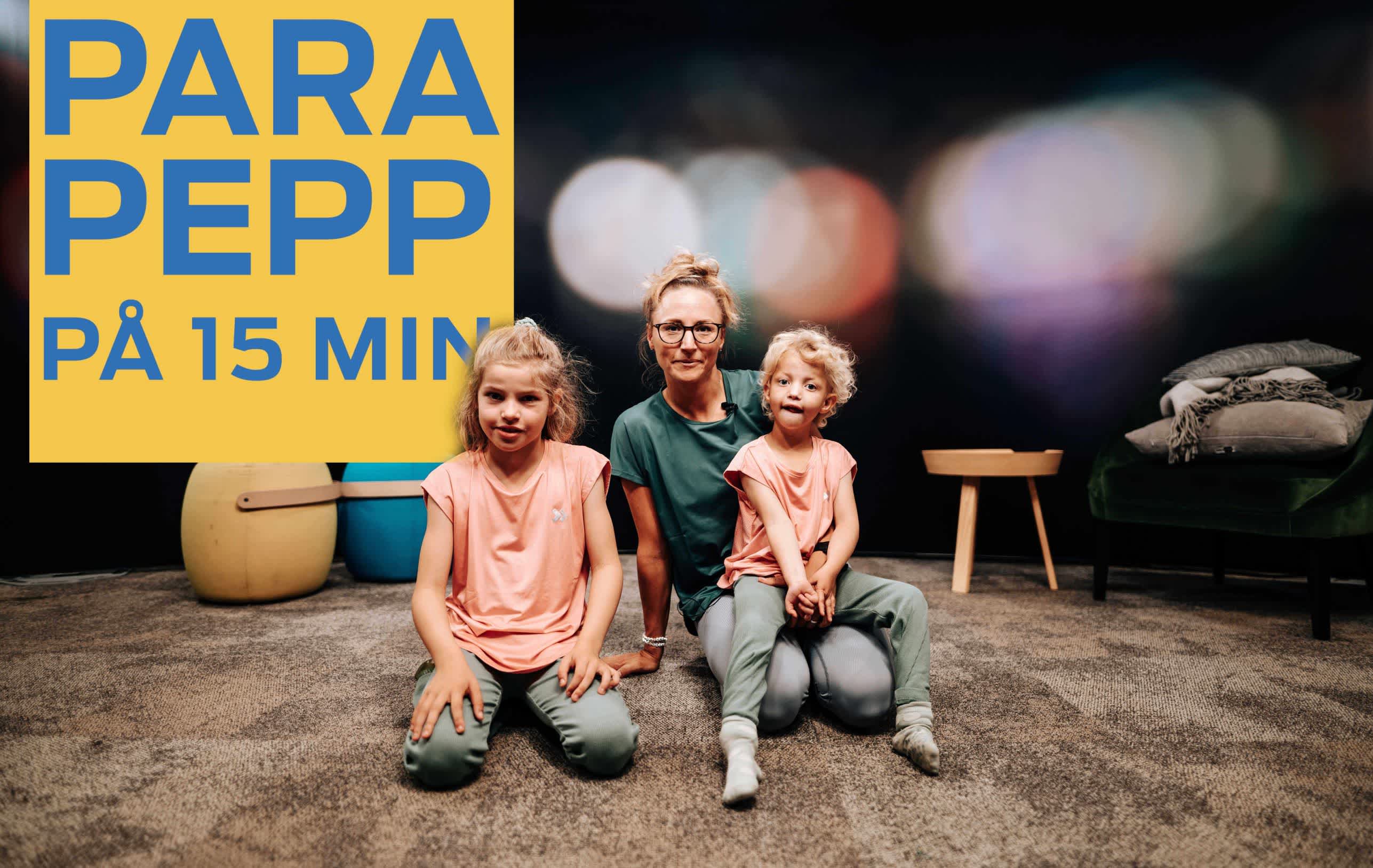 Foto på en familj som sitter på en matta i en studio. Text: ParaPepp på 15 minuter.