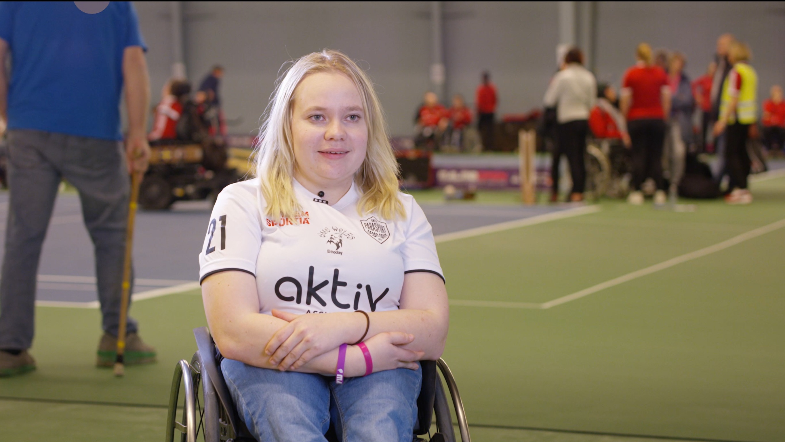 Johanna blir intervjuad.