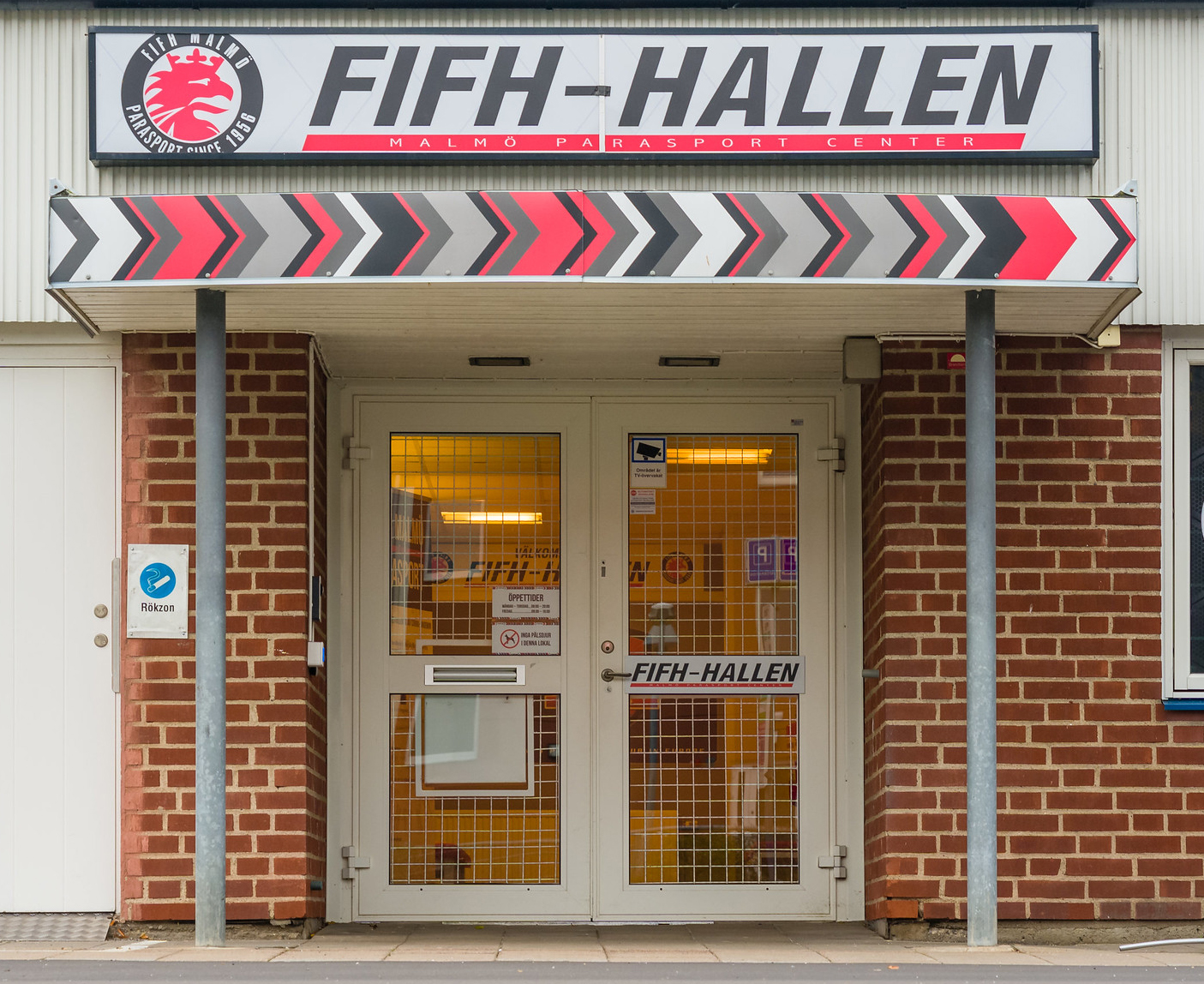 FIFH-hallens huvudingång.