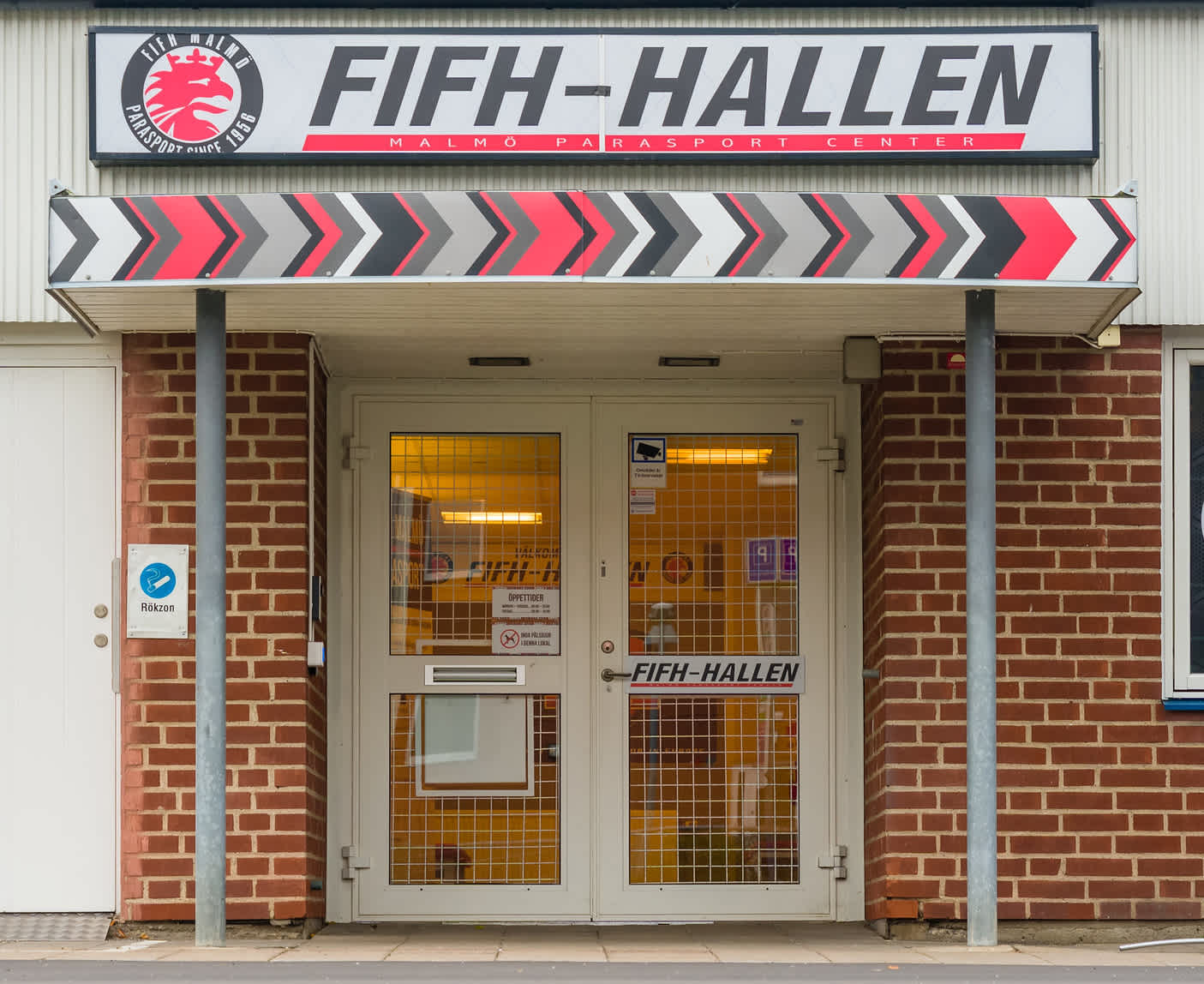 FIFH-hallens huvudingång.