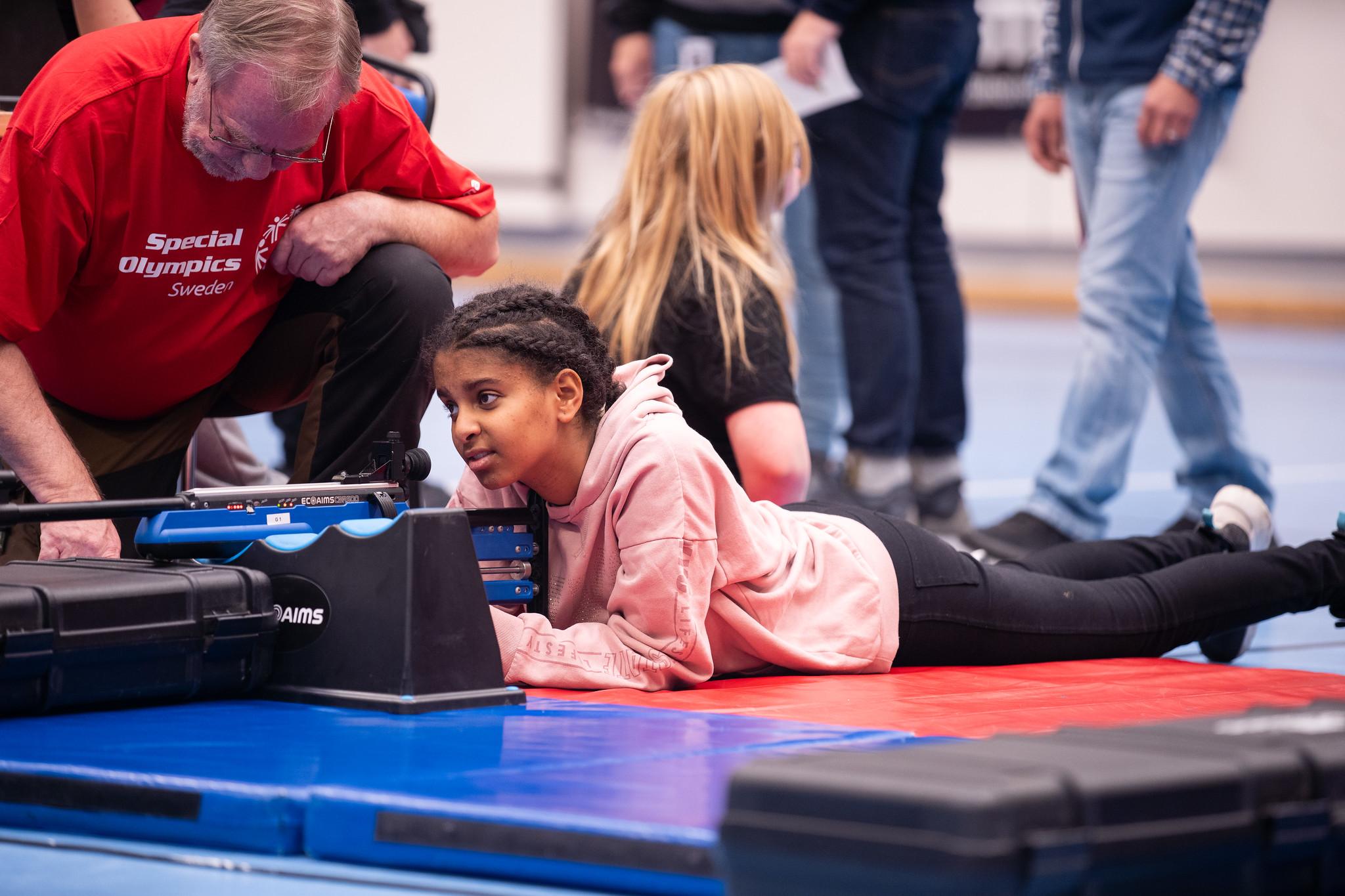 Flicka får instruktioner för att skjuta elektronskytte.