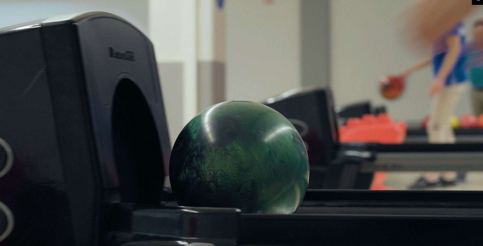 Ett grönt bowlingklot.