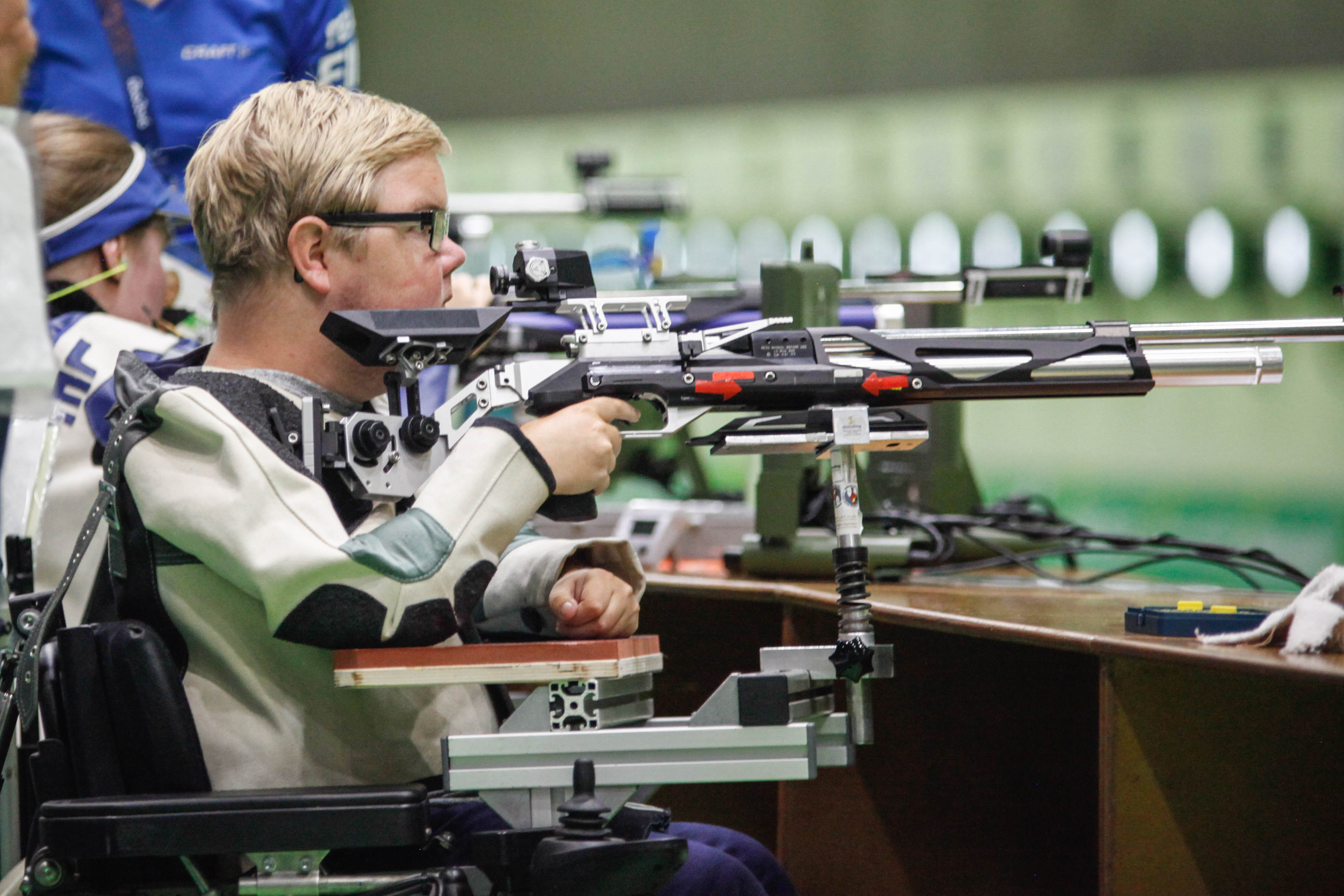 En man gör sig redo att skjuta.