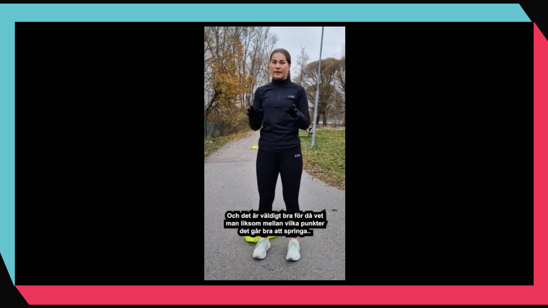 Utomhusmiljö, gångväg. Ung kvinna står på en gångväg. Bakom henne är reflexvästar utlagda med 10 meters avstånd.