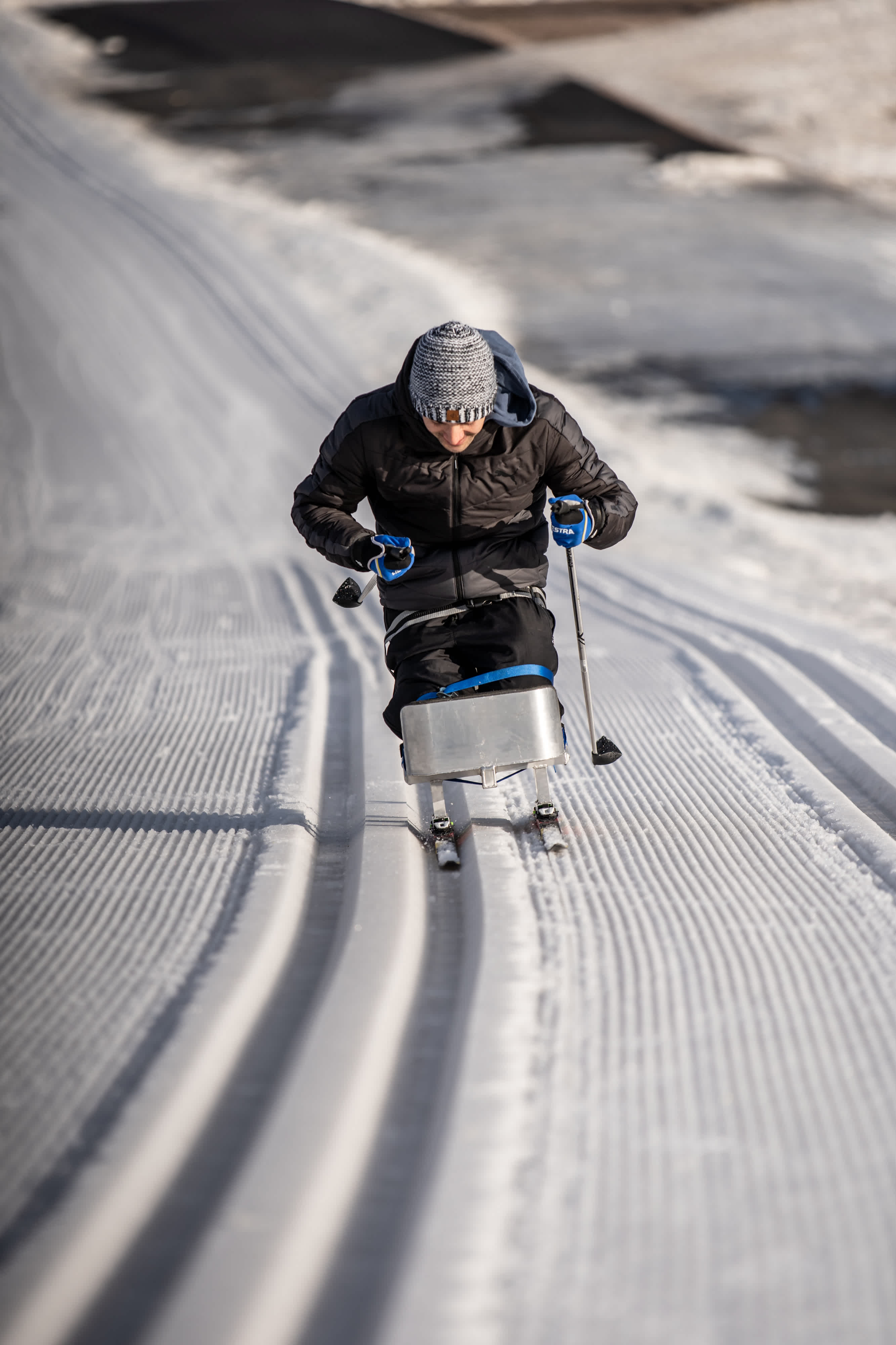 Josef i skidspåren. Han använder sitski.