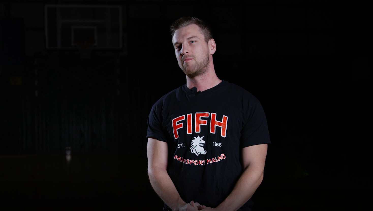 Simon intervjuas om sin idrott.