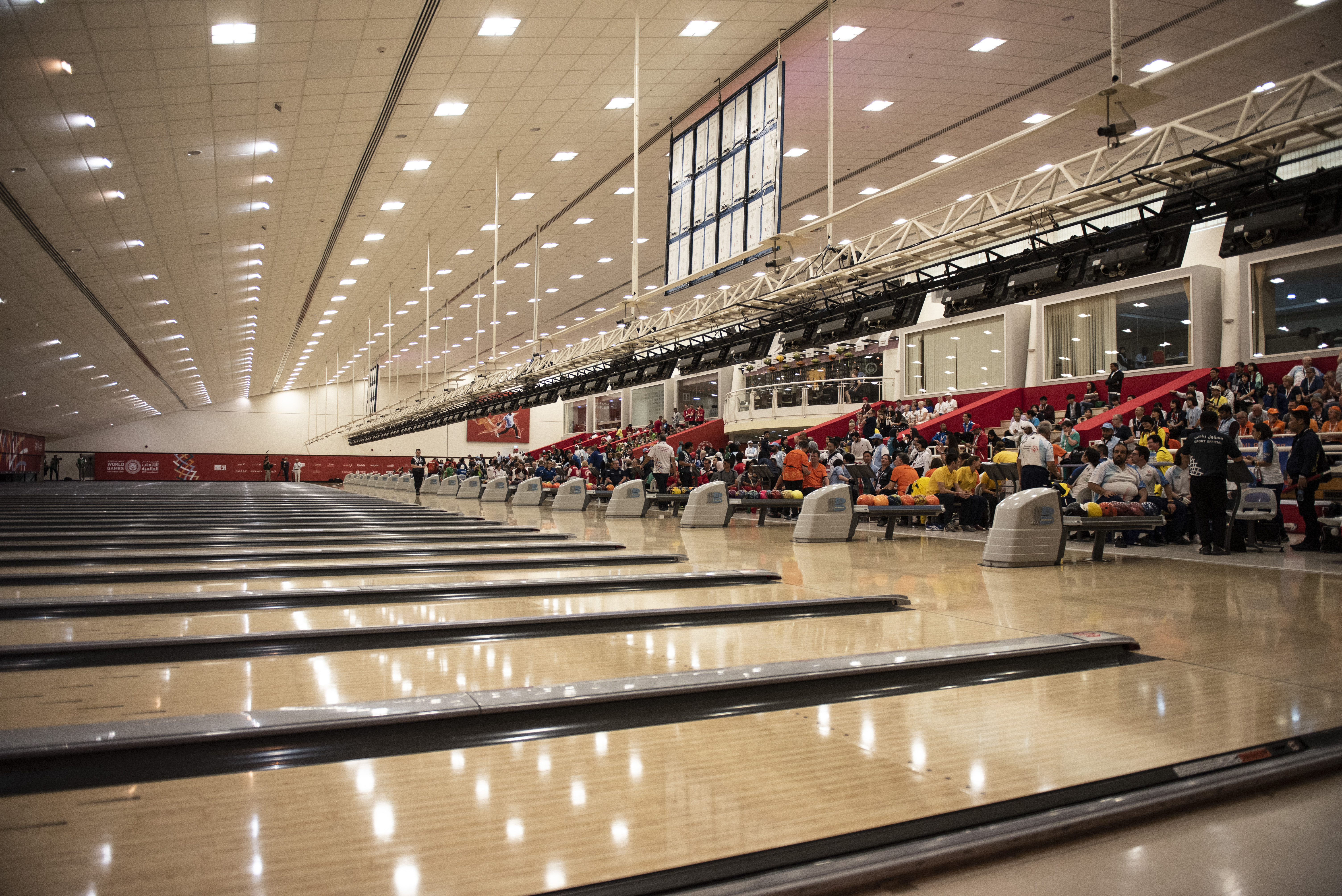 Bowlingbanor, i bakgrunden är läktare med publik.