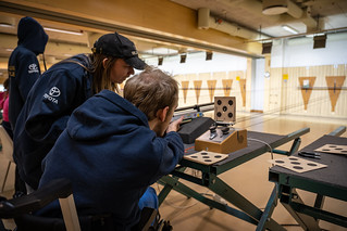 Två killar tittar på tavlan och diskuterar något.